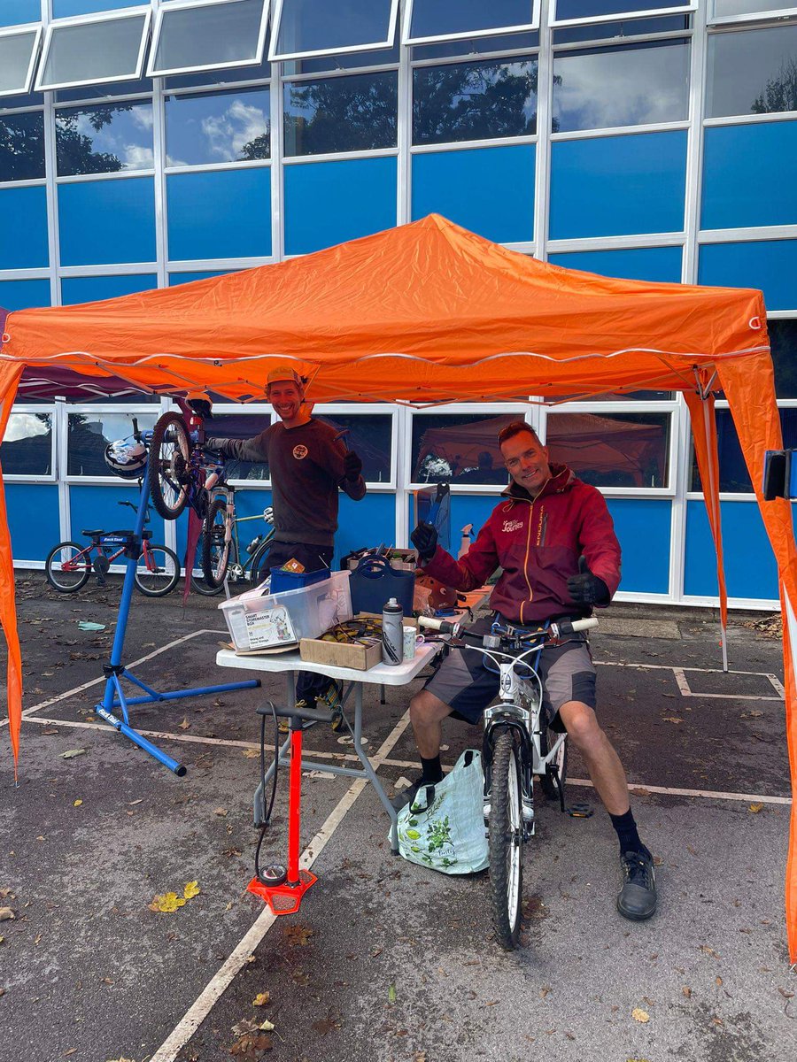 montysbikehub's tweet photo. Glad we picked the ☀️ day this week for the #bikedr at #Sholing Junior School !!. Fixed up 20 bikes with @BikeitRay from @SustransSouth @MyJourneyHants!
Next WEDNESDAY we are back in #bitterneprecinct 10-2 AND also down in #Mansbridge 3-5 for a #bikedr with Abri housing. https://t.co/wz34XYc0ub