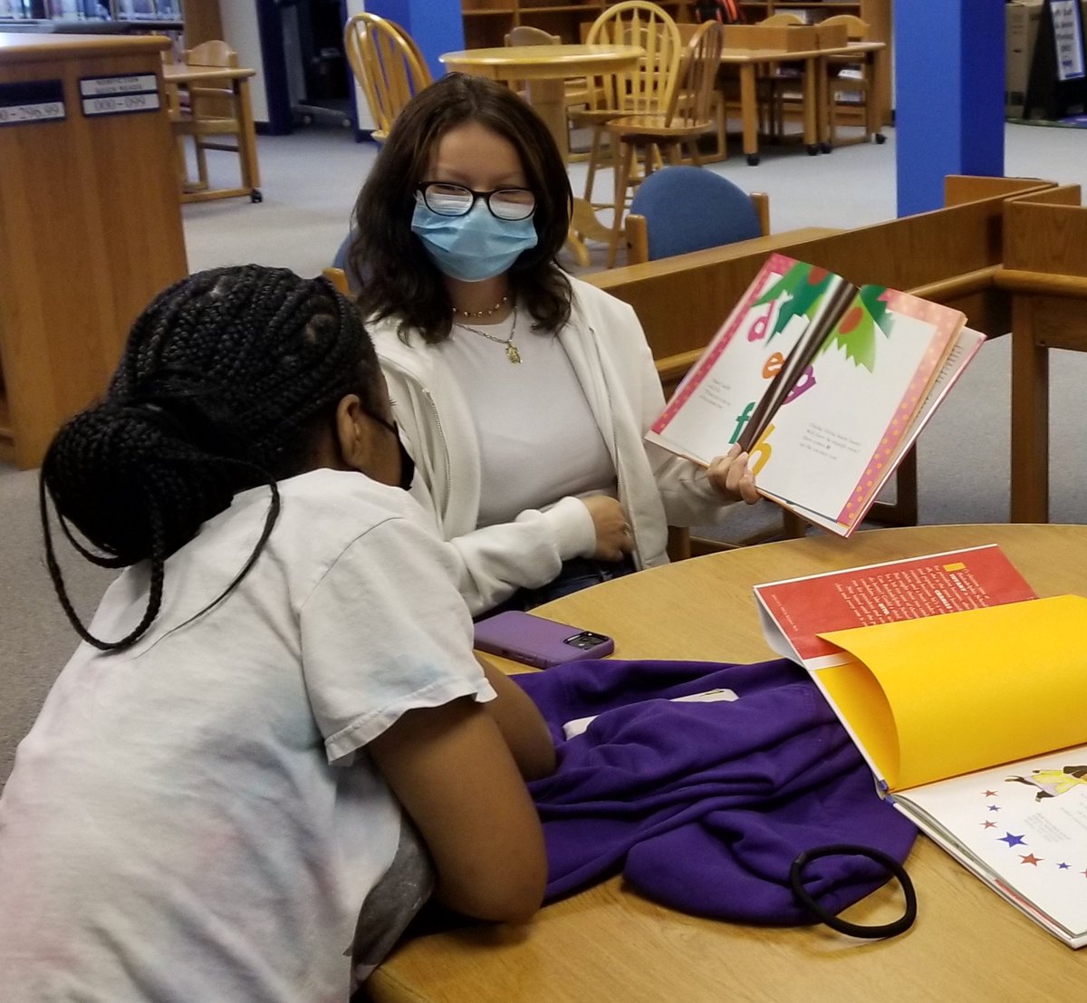 Students from @Mrs_JJoyner 's Early Education class worked together to practice and identify the qualities of a good read aloud for preschoolers. Thanks for visiting our library yesterday!