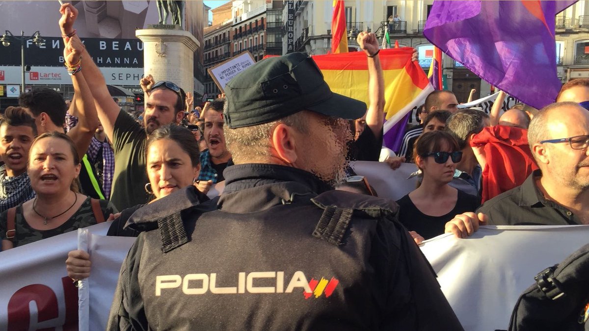 Albersicambias's tweet photo. Hace 4 años el pueblo Madrileño salió a Sol a apoyar al pueblo catalán y por el derecho a decidir. Ese día grupos fascistas intentaron reventar el acto, sin embargo fueron represaliados cinco jóvenes solidarios a los que pedían 6 años de cárcel. @DeDetenidos

#1Octubre #1Oct2017 https://t.co/z6Mhev9wiC