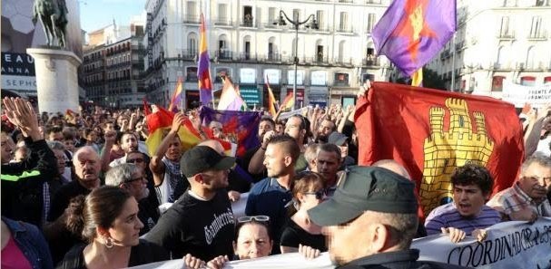 Albersicambias's tweet photo. Hace 4 años el pueblo Madrileño salió a Sol a apoyar al pueblo catalán y por el derecho a decidir. Ese día grupos fascistas intentaron reventar el acto, sin embargo fueron represaliados cinco jóvenes solidarios a los que pedían 6 años de cárcel. @DeDetenidos

#1Octubre #1Oct2017 https://t.co/z6Mhev9wiC