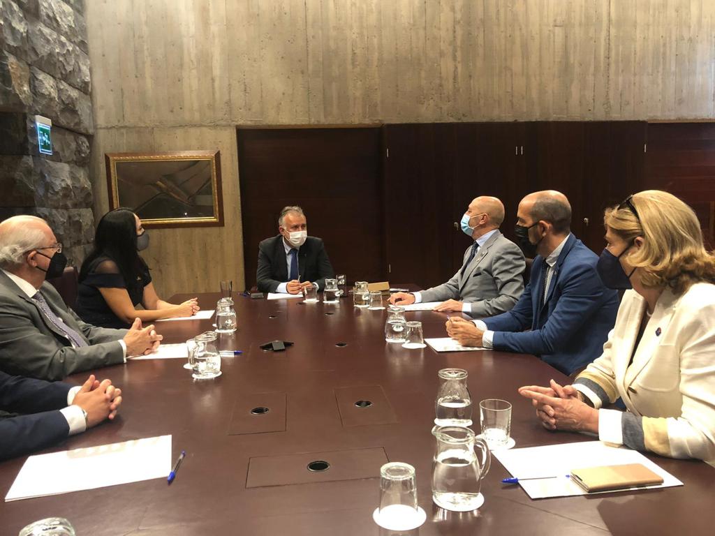 RotaryD2201's tweet photo. Reunión con D. Ángel Víctor Torres, Presidente del gobierno de Canarias. He asistido como gobernador del #distrito2201, representante de Rotary Internacional, acompañado por Raquel, Virginia, Eric, Diego y Omar, representantes de los clubes rotarios de Tenerife.
¡Gracias! https://t.co/RpJ8qO0iri