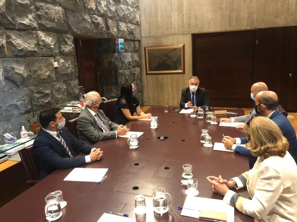 RotaryD2201's tweet photo. Reunión con D. Ángel Víctor Torres, Presidente del gobierno de Canarias. He asistido como gobernador del #distrito2201, representante de Rotary Internacional, acompañado por Raquel, Virginia, Eric, Diego y Omar, representantes de los clubes rotarios de Tenerife.
¡Gracias! https://t.co/RpJ8qO0iri