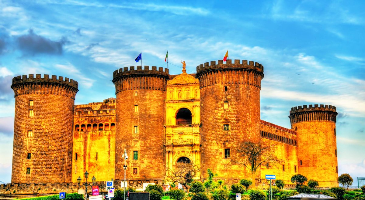 CASTELLI_CASTLES: MASCHIO ANGIOINO, CAMPANIA 🇮🇹 SCUOLAZZURRI.COM
.
.

#naples #castelnuovo #campania #maschioangioino #historic #castle #beautiful #dreamdestinations  #fall #Italy #Italianplaces #traveling #picoftheday