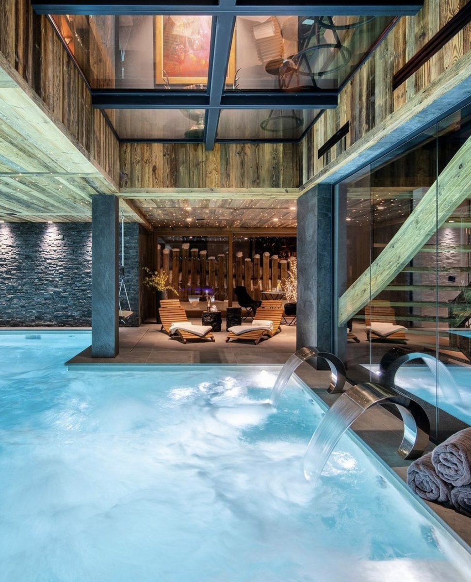 skicoloradobrek's tweet image. RUSTIC OASIS 💦 It&apos;s hard to beat having your own home spa. With its reclaimed wood and glass &amp;amp; steel ceiling, this is a magical place to unwind for sure.😊 #spalovers #frenchalps