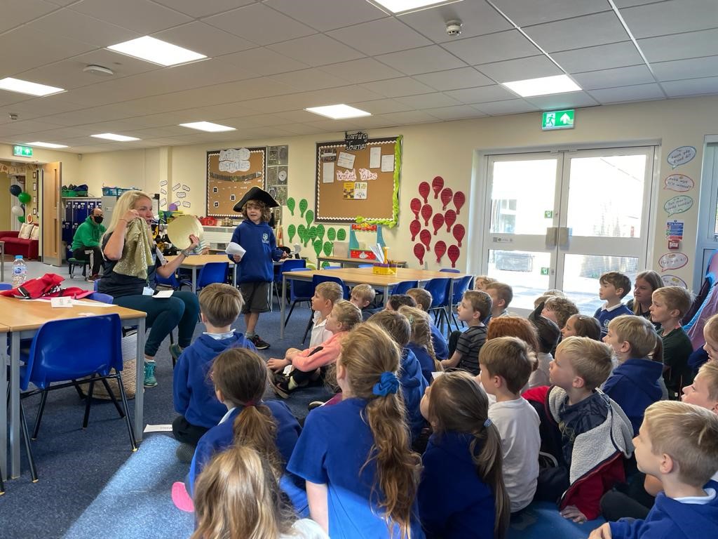 NAELCymru's tweet photo. Our Chief Executive @tegwen_ellis is sharing one of her favourite Welsh stories with @gilwern_school’s foundation phase as part of the launch of their Around The World In A New Curriculum initiative. #LeadershipAcademy https://t.co/uumdtQ8ywz