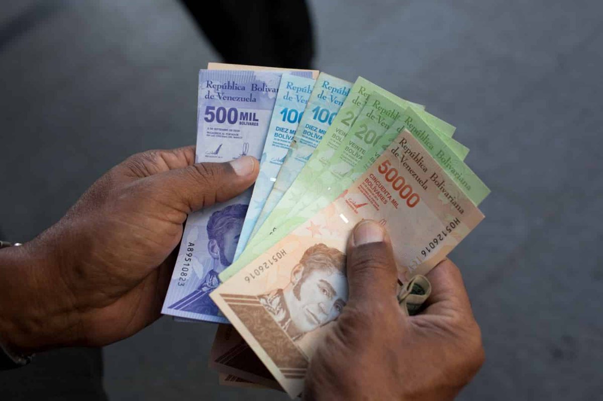 PabastoJ's tweet photo. Se realiza la tercera reconversión monetaria en Venezuela quitándole al bolívar seis ceros y sustituyéndolo por el bolívar digital (2021). En solo 13 años, se le quitaron al bolívar 14 ceros.
#01Oct21
#RumboAlBolívarDigital
#GuaricoEnBatalla
#ZODI35GUARICO https://t.co/Zrym1EPAZ4