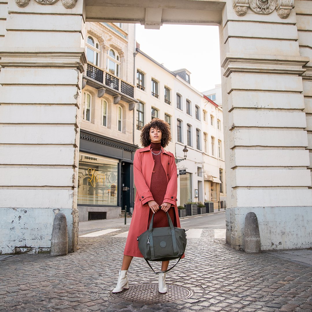 KiplingGlobal's tweet photo. The Art Hunter Green is versatile, relaxed, with a smart-casual vibe. Here for business and for pleasure. From day to night and just right! #LiveLight #MoveLight https://t.co/cwT4fF7b7u https://t.co/XnnH1NUP6j