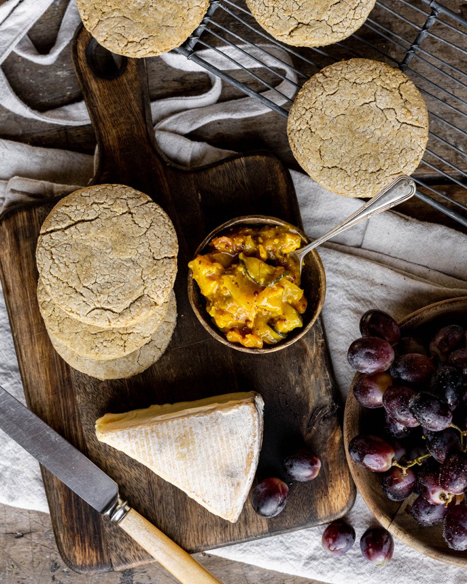 Looking for a new recipe this weekend? Try making our traditional Lancaster oat cakes. Serve with Rollright cheese, Rosebud Piccalilli and chilled red seedless grapes.

Visit our Journal for the full recipe
ow.ly/HnmK50GbL4K

#rosebudpreserves
