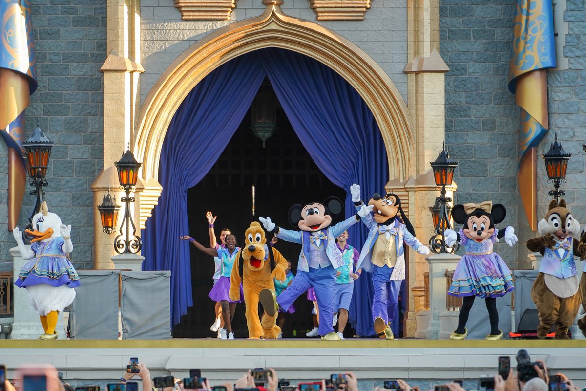 WDWNT's tweet image. We just got to see the first Magic Kingdom welcome show in over 18 months, and the park is now officially open!