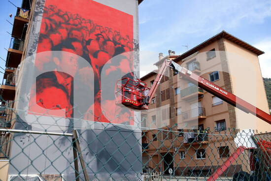 ACNgirona's tweet photo. El @MilestoneGirona s'allarga una setmana més per completar l'obra d'Axel Void al barri de Fuensanta de #Ripoll. Té mig enllestit un dels dos murals de grans dimensions i hi ha representats rostres mirant cap a una mateixa direcció https://t.co/L0YBwrTDhf https://t.co/HA40f2rMph