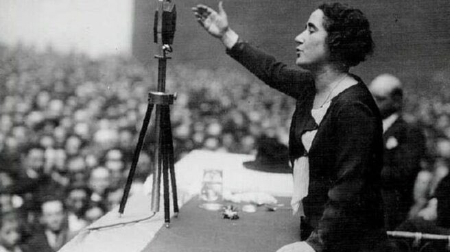 🌹Clara Campoamor:"Resolved lo que queráis, pero afrontando la responsabilidad de dar entrada a esa mitad del género humano en política, para que la política sea cosa de dos". Hoy #90AñosDelVotoFemenino, desde el <a href="/gpscongreso/">PSOE Congreso</a> @psoe seguiremos trabajando para avanzar en derechos.