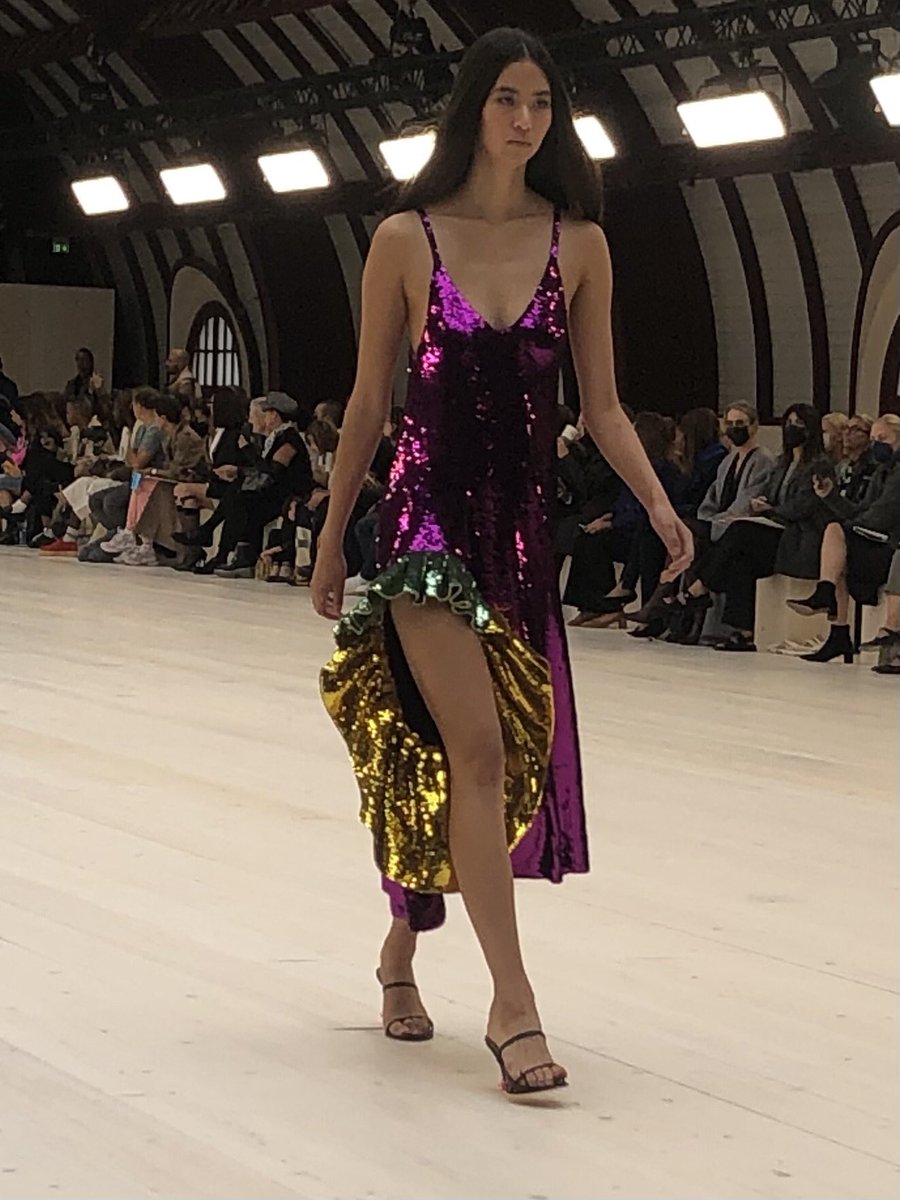 VVFriedman's tweet photo. That’s not a slit you see in that sequined #Loewe skirt. It’s a LEG HOLE. #PFW https://t.co/q742XTLgJv