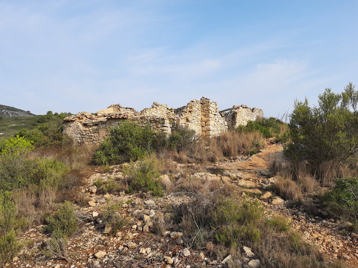 SerraAmunt's tweet photo. Alguns dels fantàstics racons dels Serrellars de Gata de Gorgos, pous, corrals, casetes, bancals de pedra en sec, abeuradors... un bon exemple de l'aprofitament de la terra https://t.co/fdTexMTJVa