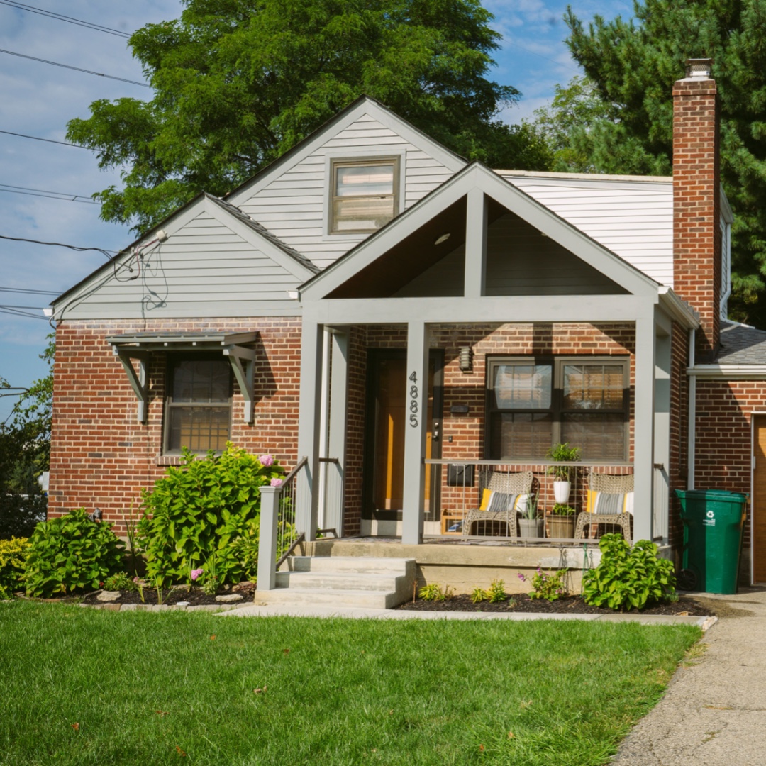 TheEnglishCont1's tweet photo. Who love relaxing on the front porch and watching the world go by? These homeowners do!
#theenglishcontractor #frontporch #bespokeremodel #customhomebuilder #cincinnati https://t.co/b4rJP6wqw7