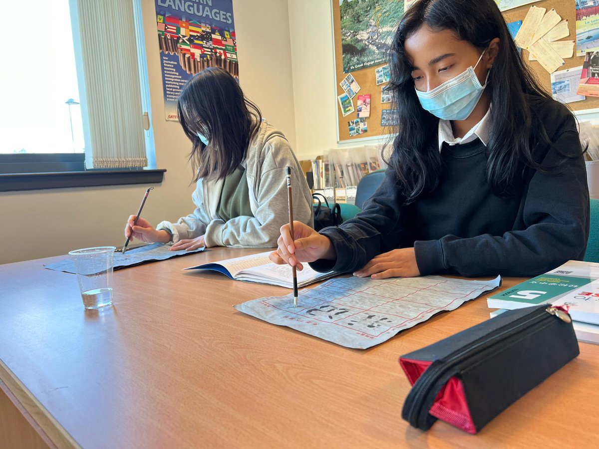BroughtonML's tweet photo. Finalmente Celebration of Languages photos. S5 Mandarin students showing off their calligraphy skills. #coeEDL #SALTsecondary #edinburghloveslanguages https://t.co/secYjDVQdx