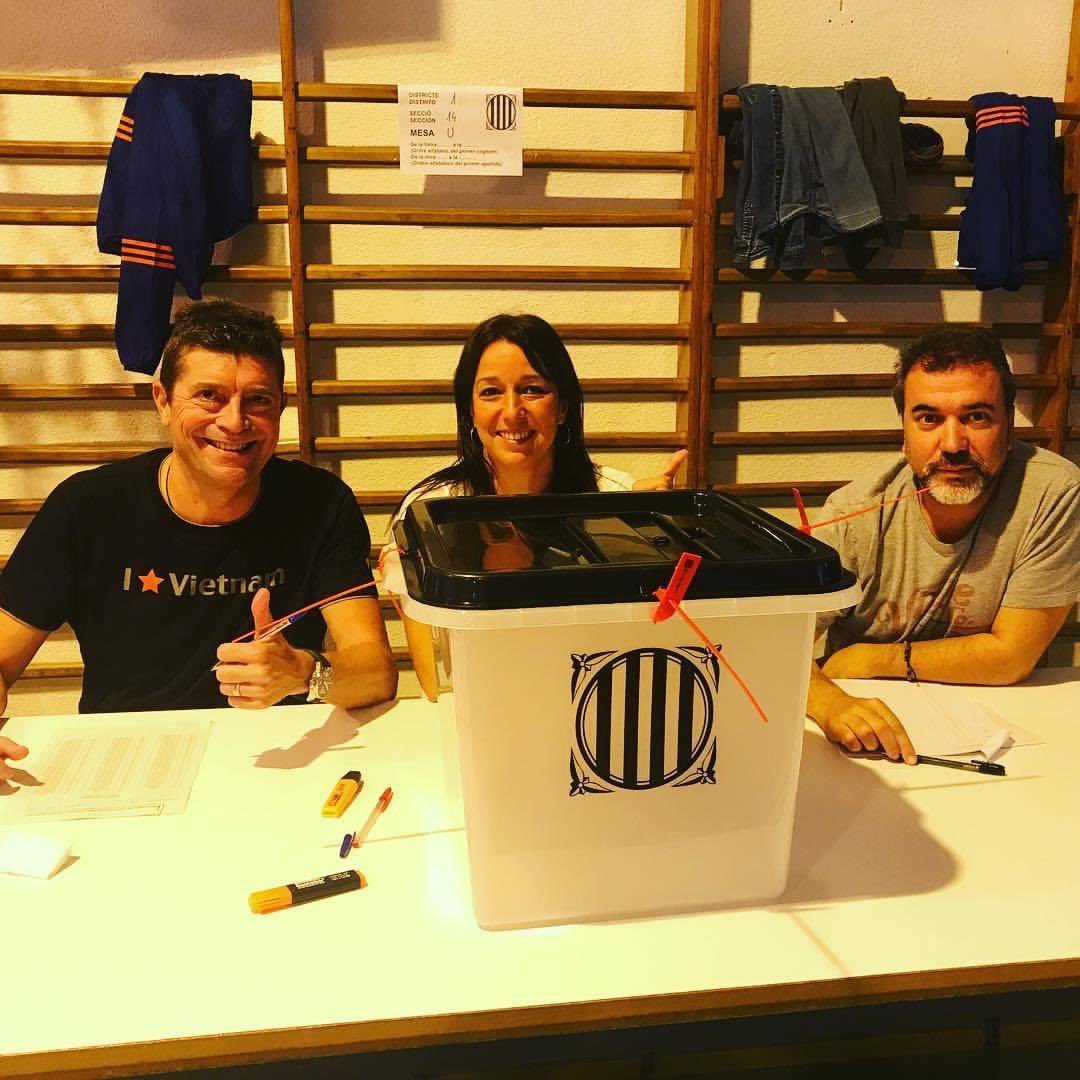 CarlesVidal's tweet photo. El meu orgull pel que vam fer aquell dia segueix intacte. La meva decepció pel que em fet despres va in crescendo. I la meva convicció de que vam deixar pasar el moment clau, també. Tot i així, sempre amb el meu País #NiOblitNiPerdó #1octubre2017 @Llulesu @EliAlos https://t.co/RScGFqGG5u