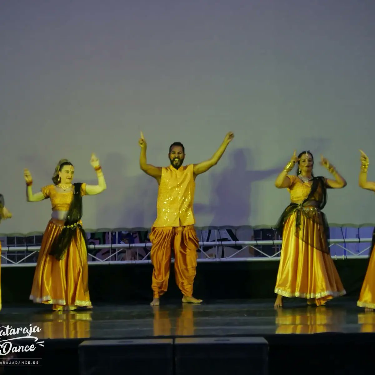 CreuCobertaShop's tweet photo. Nataraja Dance serà amb nosaltres a la Fira Medieval. Us agradaria seguir la ruta de la Seda cap a la India amb nosaltres? Mira el programa a https://t.co/U91SzKpUAf https://t.co/xGpOYtgv98
