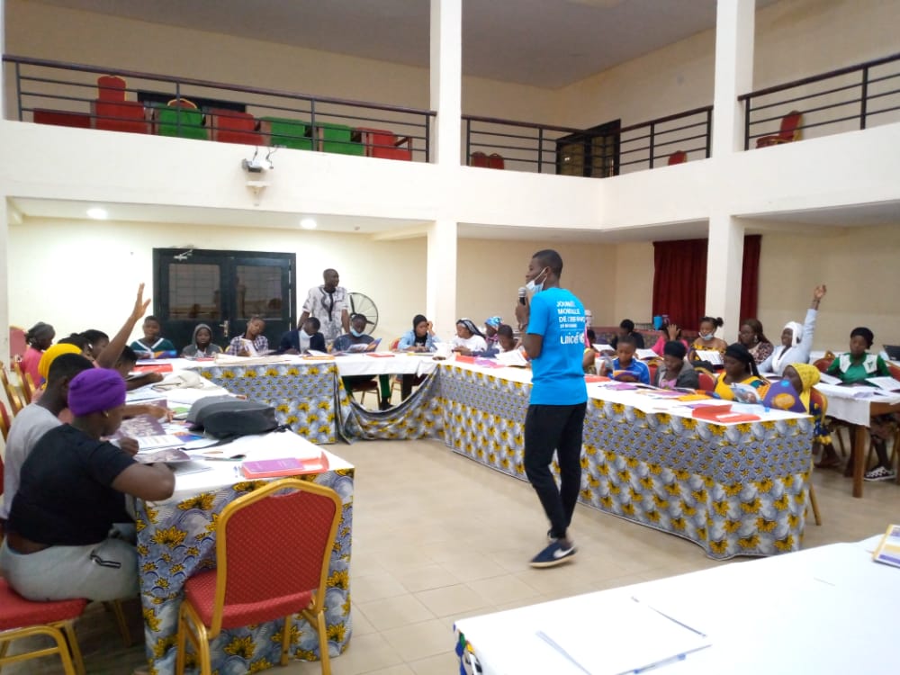 ONU_CIV's tweet photo. 🇺🇳 Comme Brou Firmin, 61 Volontaires des Nations Unies -VNU- travaillent auprès des agences de @ONUCotedIvoire pour soutenir les initiatives de paix et de développement au sein des communautés. 
Tu veux t'engager comme VNU, inscris toi ici
👉🏾https://t.co/eSycGJWZak https://t.co/7UtwmyHD3J