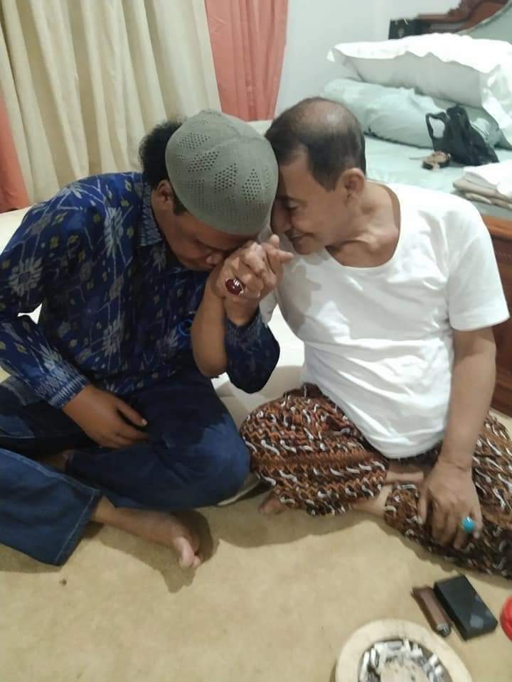 AbdinagaraRizzi's tweet photo. Hercules Diangkat Sebagai Adik Angkat Maulana Habib Luthfi bin Yahya Pekalongan

Pernyataan ini disampaikan Maulana Habib Luthfi Langsung di Kamar Pribadinya sambil Memegang Erat Tangan Hercules, Habib Luthfi Katakan Hercules adalah Orang Baik, tidak seperti yang dibayangkan. https://t.co/3elKoQhUO6