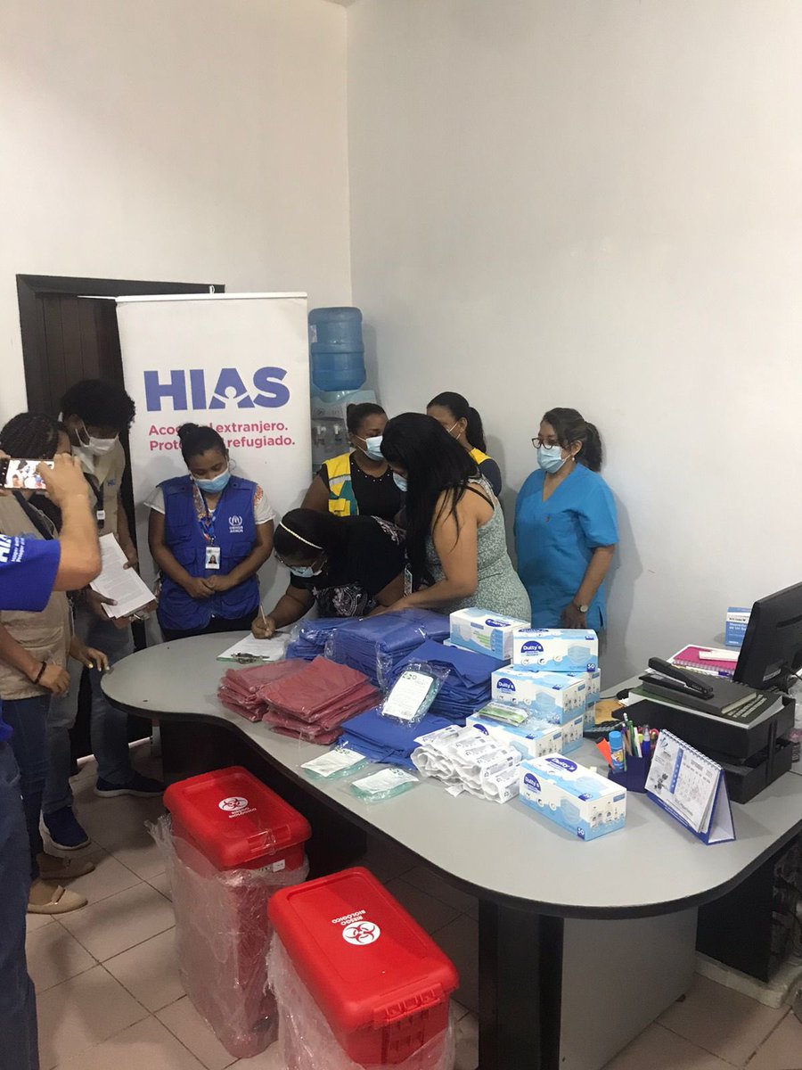 SaludImbabura's tweet photo. #SanLorenzo | Personal de Provisión de los servicios y Lady Martínez Directora del #Distrito08D05 reciben donación de insumos por parte de las organizaciones HIAS - ACNUR. Material que servirá para seguir con la vacunación del pueblo San Lorenceño. #JuntosLoLogramos https://t.co/ztgcmPtxiS