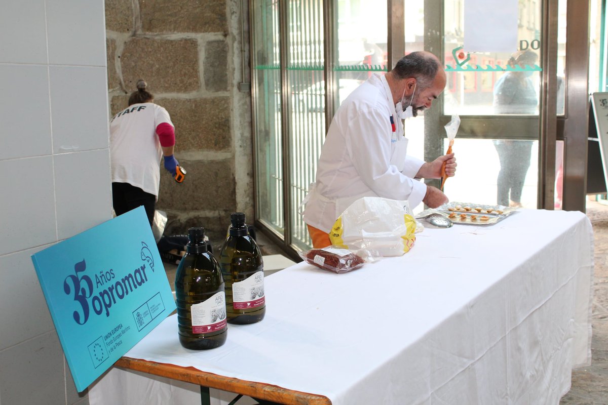 Opromar1's tweet photo. Tras la #inauguración que celebramos esta mañana,desde hoy hasta el 13 de octubre se podrá disfrutar de nuestra #exposición itinerante #35Aniversario en la #plazadeabastos de #Marín.Gracias al @ConcellodeMarin y a todos los asistentes.
#Pesca #Opromar #Aniversario https://t.co/B9WNW4Eor6