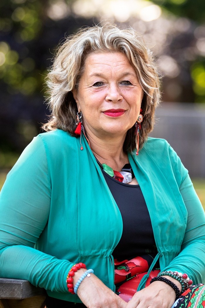 Vandaag zijn in de Algemene Vergadering van de Vereniging Hogescholen twee nieuwe bestuursleden verkozen: <a href="/jopie_nooren/">Jopie Nooren</a> (CvB-voorzitter <a href="/HvA/">Hogeschool van Amsterdam (HvA)</a>) en @EricaSchaper (CvB-voorzitter <a href="/nhlstenden/">NHL Stenden</a>). Gefeliciteerd met jullie benoeming! vereniginghogescholen.nl/actueel/actual…