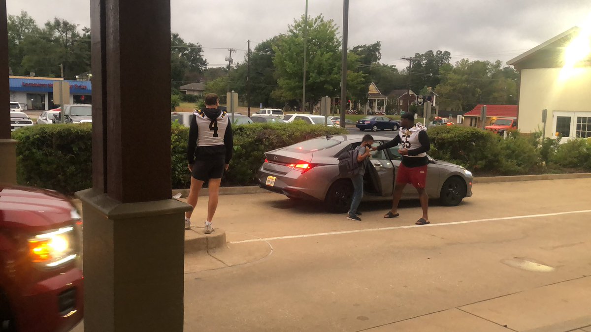 Hi5 Friday is in full effect. 🖐 🚌 

The past 4 weeks we’ve arrived at 2 local elementary schools on Friday to meet the young ones as they get off bus. Trying to make a little impact on the community. Today we’re @ 3 schools! Caldwell elementary, Caldwell mid school &amp; Owens⚫️🔸