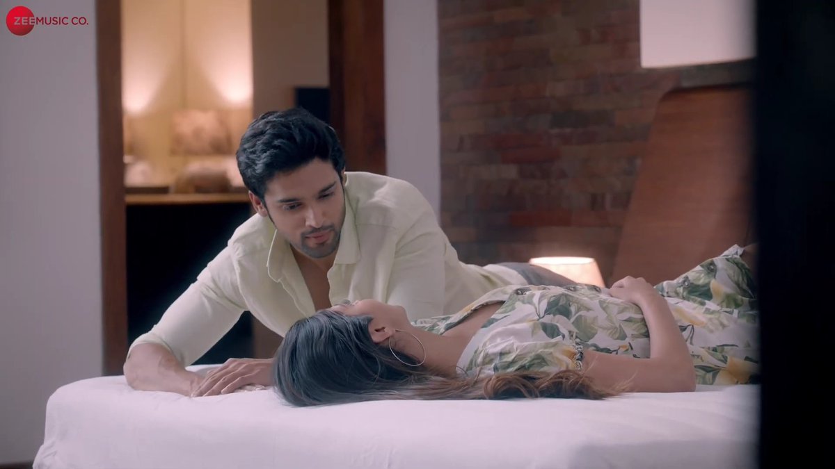 Noorsumera23's tweet photo. He was so in love, just couldn't get enough of her. And the way he admired her, eyes so soft and so full of love. Wholesome. 🥺❤✨

#JeenaBhoolJaunga #ParthSamthaan https://t.co/gf0coeTXbv