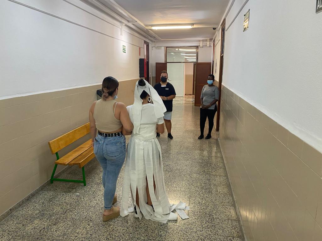 Marinaempresa's tweet photo. Ya tengo mi vestido de novia👰 JAJAJAJA creadores: @mariajmorag @RafaParra16 #isilda 
Y cómo no... ¡Ganadores!
Me lo he pasado pipa en la prueba de hoy. ¿Cuál será la siguiente prueba?
#fpvisiblefpdecalidad @Patrysa10 https://t.co/h8EbiQg3QB