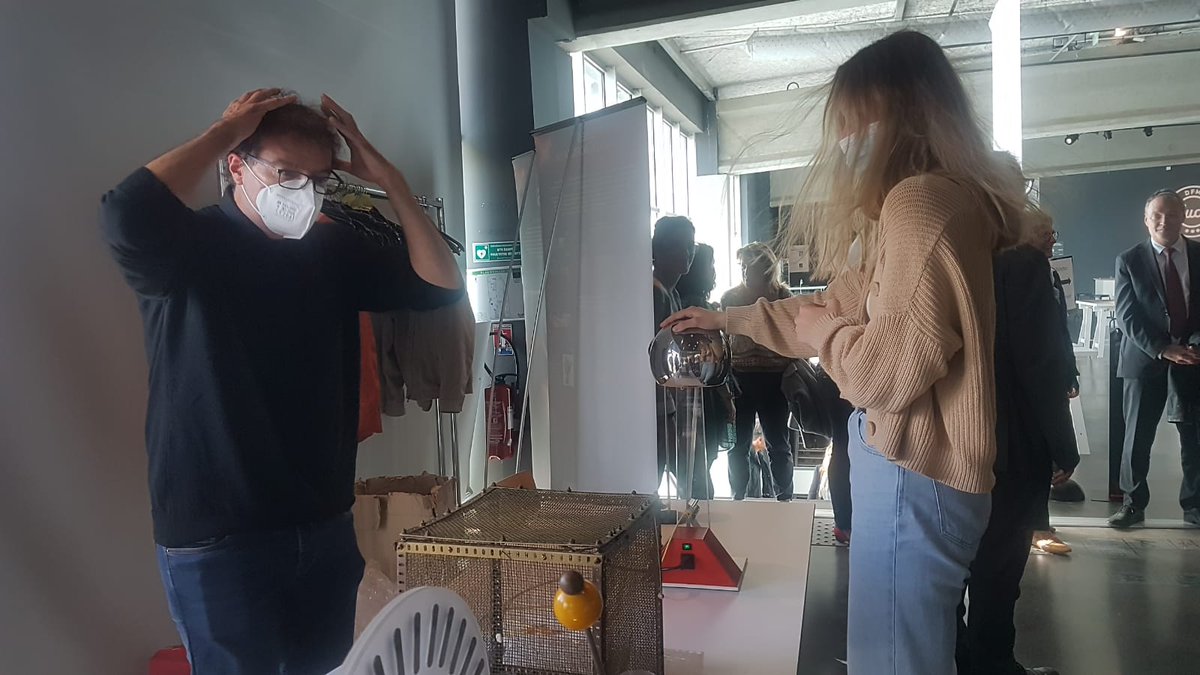 CNRS_IN2P3's tweet photo. #50ansIN2P3 🎊 #CENBG #Bordeaux | Cet atelier nous explique le principe de la #cagedeFaraday⚡️et du générateur #VandeGraaff, une machine #électrostatique qui génère des champs électriques. Nos cheveux se dressent sur la tête à son contact ! https://t.co/hqlr7V4h3V
