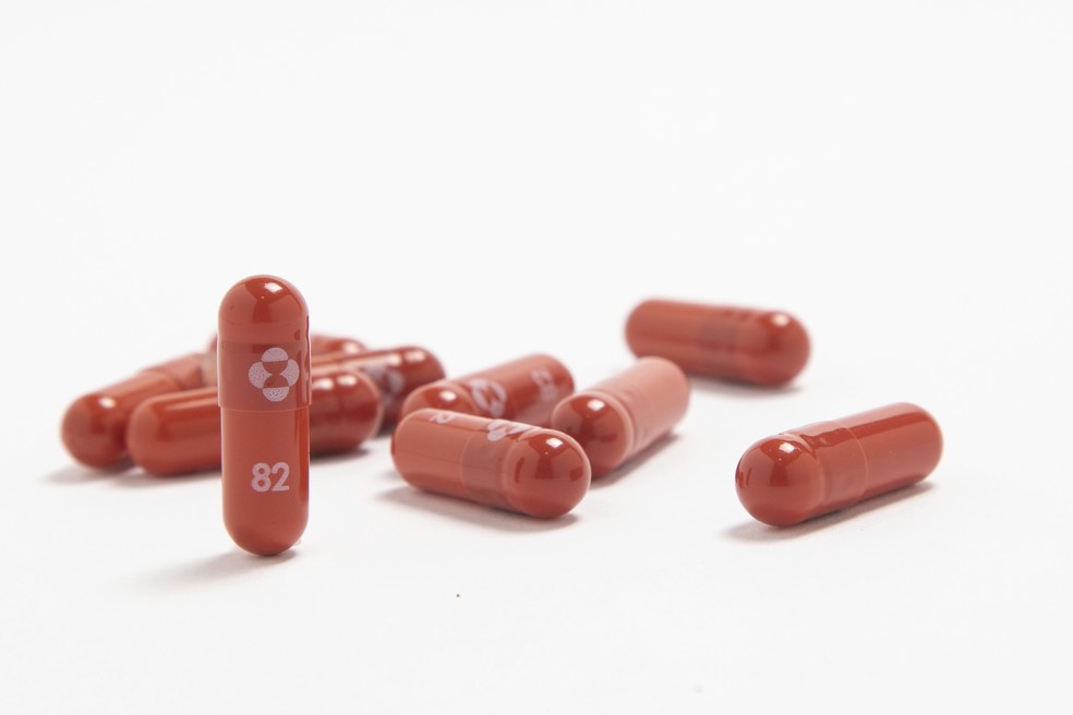 g1's tweet photo. Farmacêutica anuncia comprimido contra a Covid; veja o que já se sabe sobre o remédio https://t.co/DJiYOcdLXs #g1 #covid #comprimido #saúde https://t.co/RWbgDCGWBH