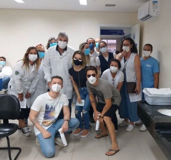 💉 Sandy e Junior tomaram a segunda dose da vacina e os funcionários do posto de vacinação pediram uma foto coletiva com eles!
