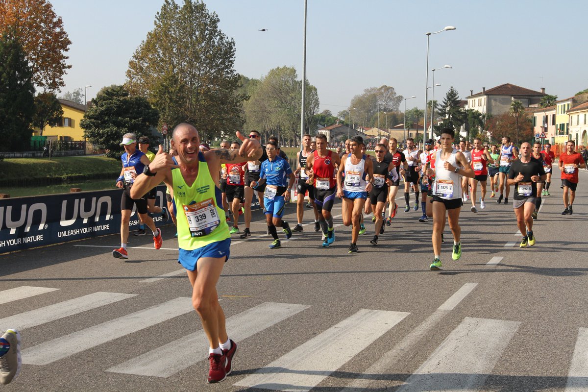 SerenissimaVe's tweet photo. Aspettando la 35^ @Venicemarathon🏃♀️
📅 #24ottobre
🏛️ Una #maratona nell’arte e nella storia di #Venezia, a cominciare dalla prima parte del percorso: la partenza da Villa Pisani a Stra e poi le suggestive Ville Venete lungo la Riviera del Brenta
#Venezia1600❤️🦁
#RunningVenice https://t.co/qORZXHW0B1
