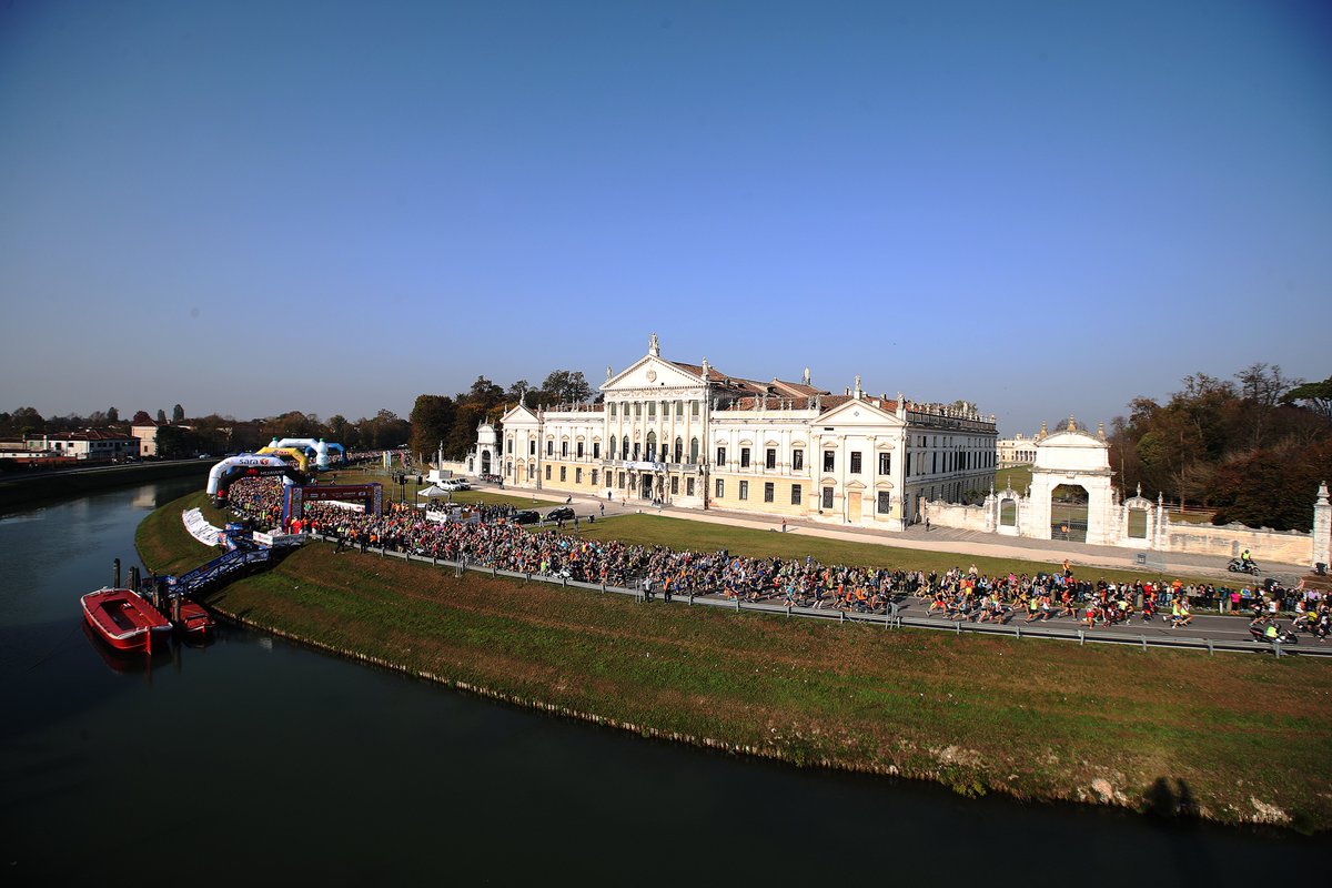 SerenissimaVe's tweet photo. Aspettando la 35^ @Venicemarathon🏃♀️
📅 #24ottobre
🏛️ Una #maratona nell’arte e nella storia di #Venezia, a cominciare dalla prima parte del percorso: la partenza da Villa Pisani a Stra e poi le suggestive Ville Venete lungo la Riviera del Brenta
#Venezia1600❤️🦁
#RunningVenice https://t.co/qORZXHW0B1