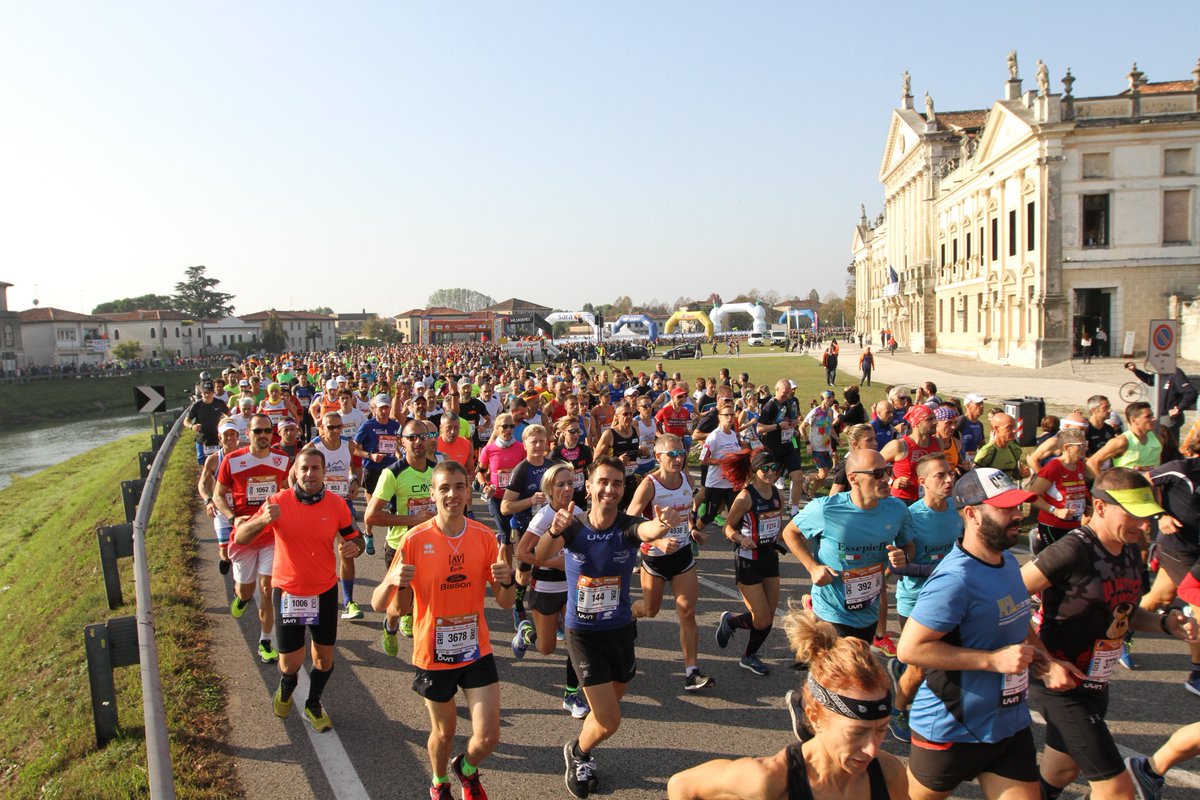 SerenissimaVe's tweet photo. Aspettando la 35^ @Venicemarathon🏃♀️
📅 #24ottobre
🏛️ Una #maratona nell’arte e nella storia di #Venezia, a cominciare dalla prima parte del percorso: la partenza da Villa Pisani a Stra e poi le suggestive Ville Venete lungo la Riviera del Brenta
#Venezia1600❤️🦁
#RunningVenice https://t.co/qORZXHW0B1