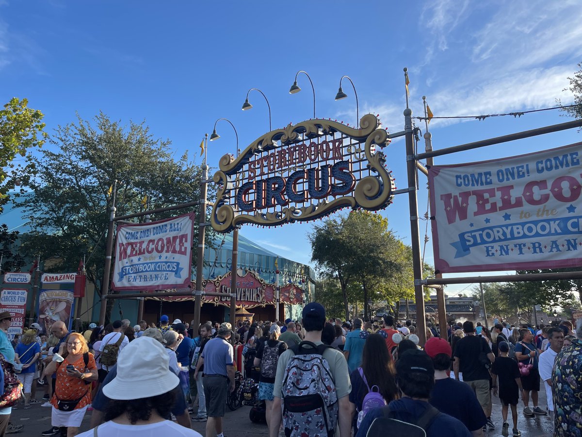 TouringPlans's tweet image. More pictures from around the Magic Kingdom this morning.