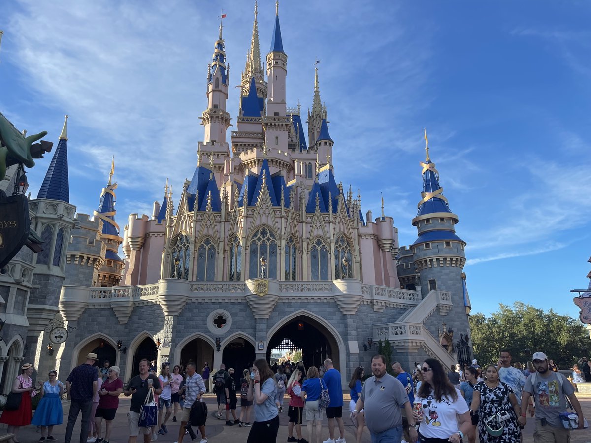 TouringPlans's tweet image. More pictures from around the Magic Kingdom this morning.