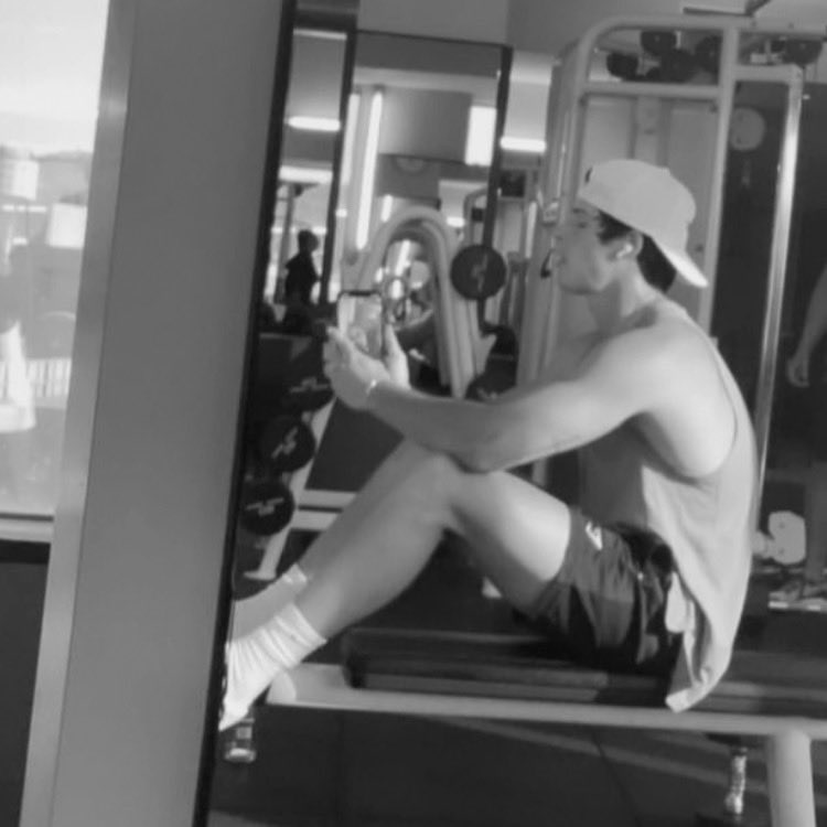 bestofblakegray's tweet photo. he’s so hot https://t.co/WRiuNdrVEe