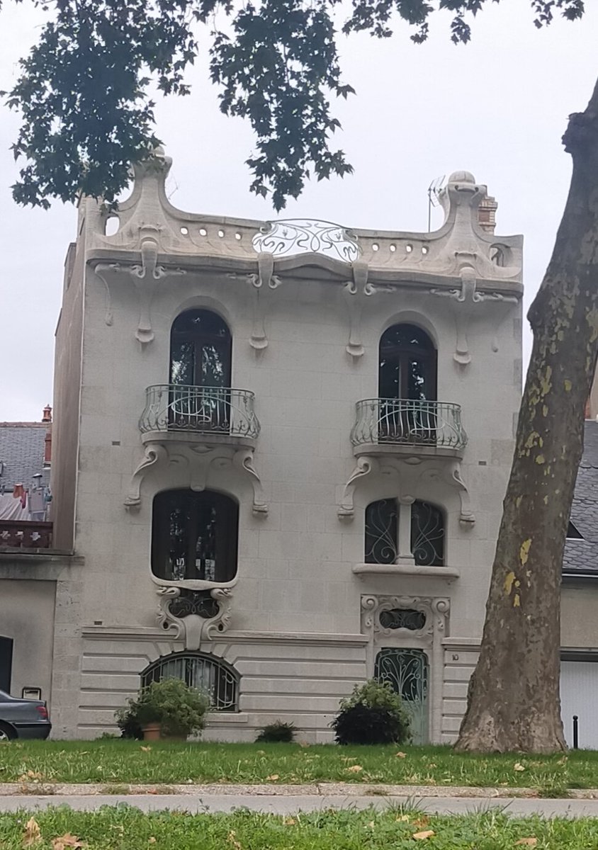 ColettMichell's tweet photo. Biscuit (4,5 ans) : oh 🤩 on dirait une maison de @ClaudePonti ! https://t.co/yBnchovJJD
