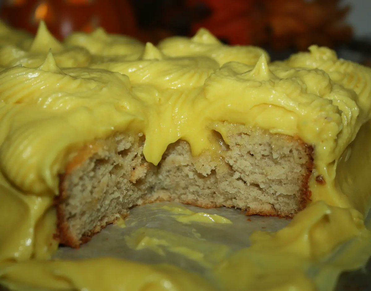SoulSisterLLC's tweet photo. A #friday #sweettreat that will #brightenup this #gloomy #autumn #morning for you! #banana #spice #cake -  what a perfect #breakfast to end this #week off right! https://t.co/X9Sedj8gXK