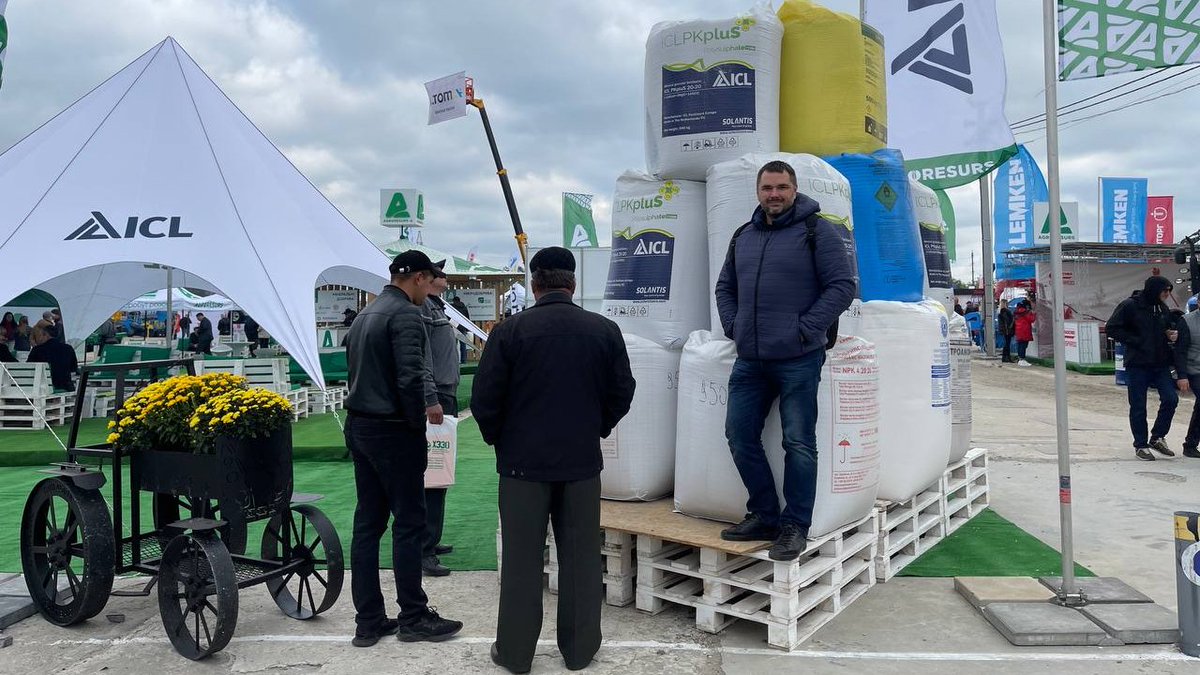 fertilizerpluS's tweet photo. Our colleagues in Ukraine are getting lots of interest in our crop nutrition advice & products at this major four day agricultural event in Kropyvnytskyi.
https://t.co/HaQkuUAoN0
#Farming #ukraine #fertilizer #advice #Polysulphate #ICLPKpluS https://t.co/aAVia6LrjY