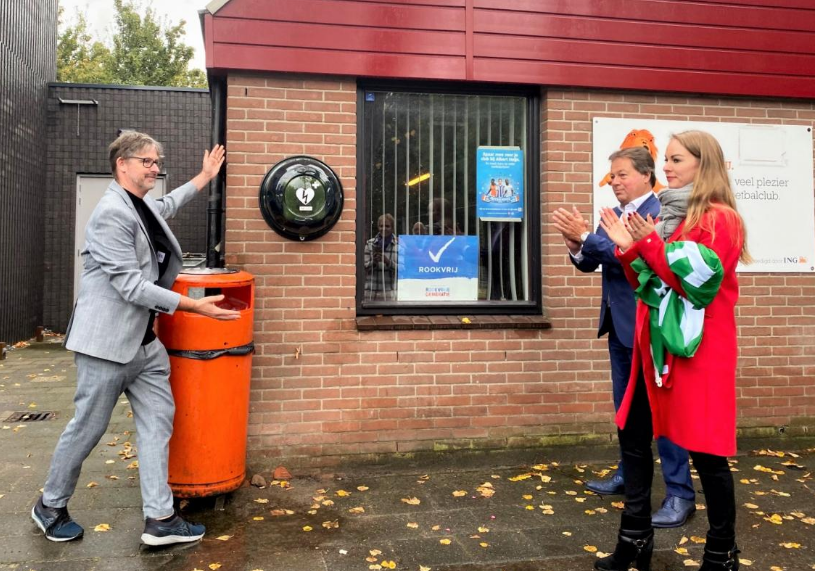 Gisteren was het Wereldhartdag. Het Diakonessenziekenhuis geeft 70 AED's aan de wijken in Utrecht en doet dit samen met bewoners uit de wijk en de gemeente Utrecht. Het ziekenhuis wil bijdrage aan de hartveiligheid en hartgezondheid in de wijken. De eerste AED is onthuld bij DVSU