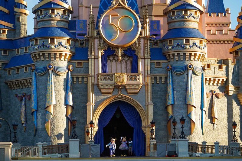 PlanDisney1's tweet photo. Las celebraciones del 50 aniversario de Walt Disney World están oficialmente en marcha y Magic Kingdom comenzó el día con un nuevo espectáculo festivo de bienvenida.
#Disneyworld50 #disney #waltdisneyworld #plandisney #disneyworld #magickingdom #welcomeshow https://t.co/95MkXDInNi