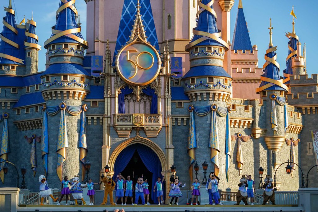 PlanDisney1's tweet photo. Las celebraciones del 50 aniversario de Walt Disney World están oficialmente en marcha y Magic Kingdom comenzó el día con un nuevo espectáculo festivo de bienvenida.
#Disneyworld50 #disney #waltdisneyworld #plandisney #disneyworld #magickingdom #welcomeshow https://t.co/95MkXDInNi