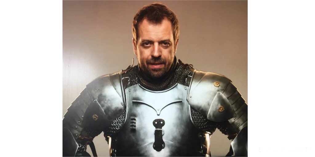 Весь Твиттер выбирает костюм на #Halloween 
Твой друг, который когда-то купил себе костюм и не собирается его менять: