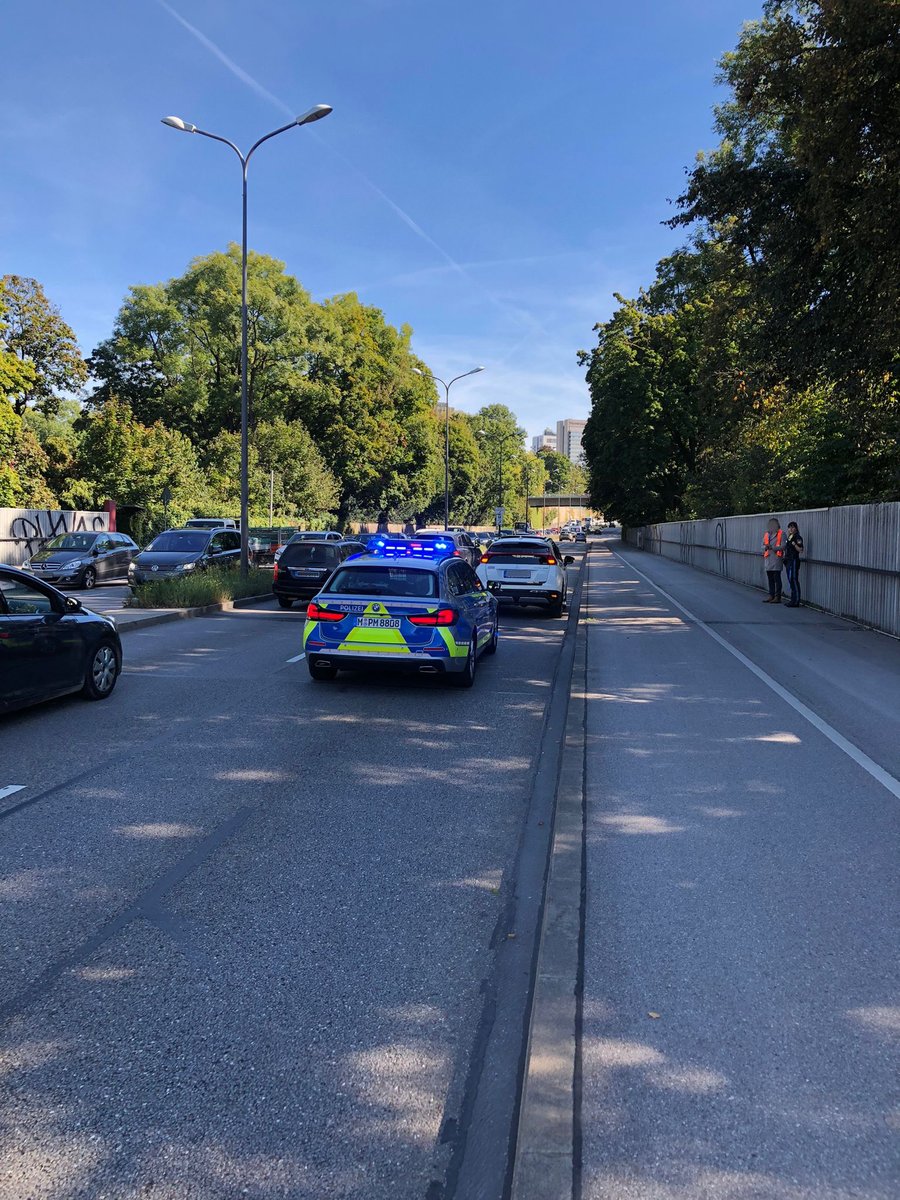 PolizeiMuenchen's tweet photo. Bis zum Eintreffen des Abschleppdiensts sichern Tami und Johannes gerade einen Pannen-Pkw auf dem #Isarring Richtung Effnerplatz. Schieben war leider nicht möglich. https://t.co/xw0tlJQlV7