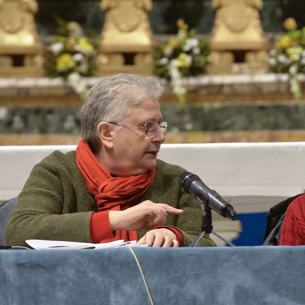molte_fedi's tweet photo. #FuoriFuoco - Agnese Moro: "La dittatura del passato fa sì che tu sottrai a chi ti sta vicino una parte significativa della tua vita e metti tra te e loro uno schermo e in qualche modo li allontani. Ma ciò che tu provi passa a chi ti vuole bene" https://t.co/vU7Hx2YqLu https://t.co/JXf4u1ZLDQ