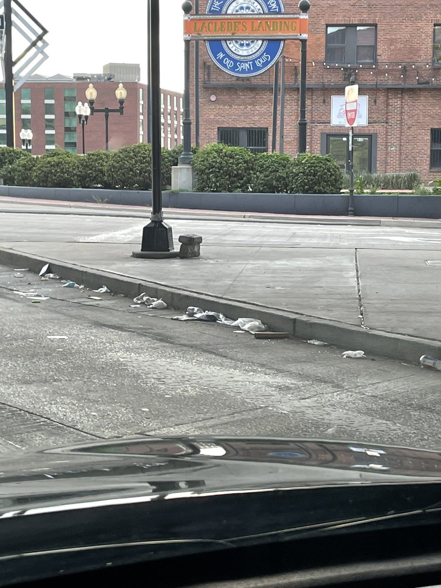 dchiflock's tweet photo. @stlcsb Oh hey- The furniture was picked up.  Thanks!  But there’s trash everywhere now. https://t.co/DM89018uDL