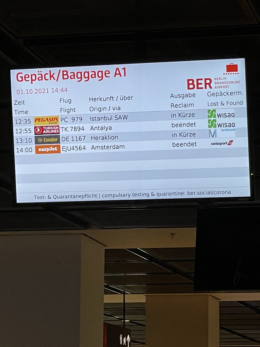 Patrick_Krzy's tweet photo. @BILD am #BER komplettes Gepäck-#Chaos. Passagiere aus 4 Flugzeugen drängen sich um ein Band und es werden mehr. 12:45 Uhr gelandetes Flugzeug mit Kindern und Babies warten seit über 2 Std auf ihr Gepäck. https://t.co/3Ikm65xkRZ