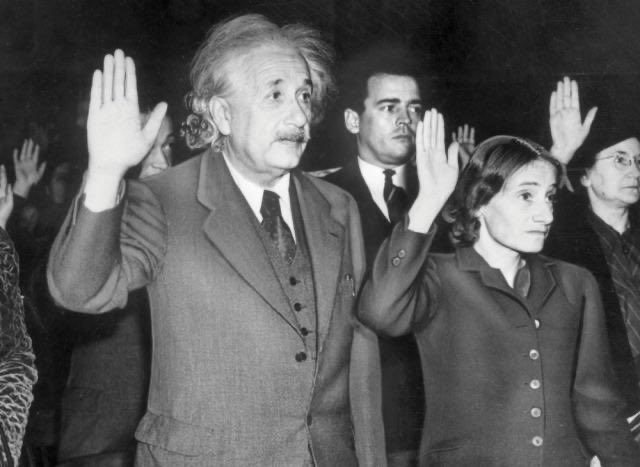 RT @ValaAfshar: October 1, 1940 — Albert Einstein and his daughter Margot become United States citizens. https://t.co/RtdNCDuzD3